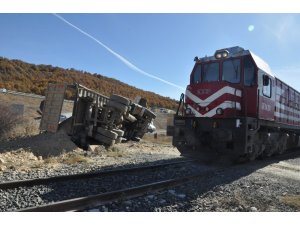 Afyonkarahisar’da tren hafriyat kamyonuna çarptı: 1 yaralı