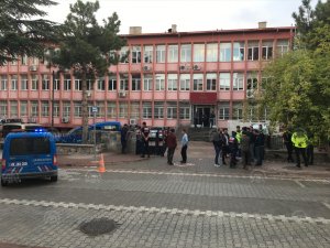 Annesini bıçakladığı iddiasıyla gözaltına alınan zanlı adliyeye sevk edildi