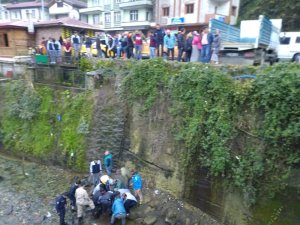 Çamlıhemşin’de dereye düşen genç yaralandı