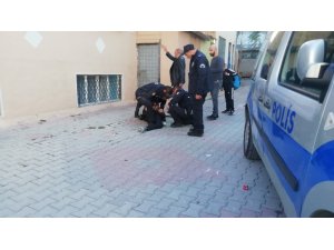 Annesinin kolunu kesip kendini eve kilitledi