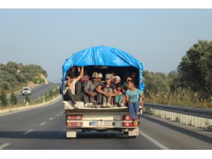 Balıkesir'de kamyonet kasasında tehlikeli yolculuk kamerada