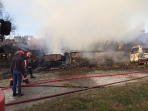Sakarya’da 2 katlı ev, ahır ve minibüs alevlere teslim oldu
