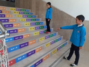 Ulaş'ta öğrenciler öğrendiklerini okul merdiveninde pekiştirecek