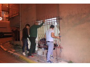 Şişli’de kontrolden çıkan araç, evin salonuna girdi