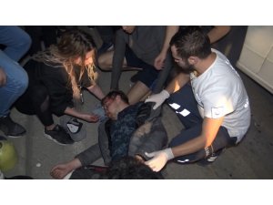 Motosiklet ile otomobil çarpıştı: 2 yaralı... Kendilerine çarpan aracı tekmeledi