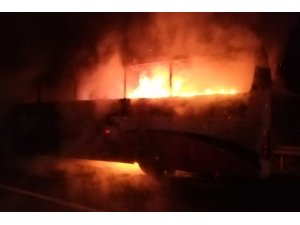 Yolcu otobüsü cayır cayır yandı