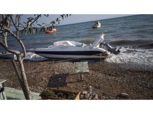 Yurt dışına gitmek için sürat teknesi çaldılar