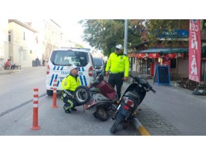 Ayvalık’ta polisten tescilsiz motosiklet ve kasksız sürücülere geçit yok