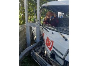 Minibüs elektrik direğine çarptı: 2 yaralı