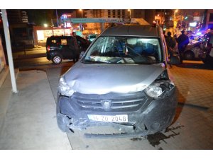 Esenyurt’ta hafif ticari araç, otomobile çarptı: 3 kişi yaralandı