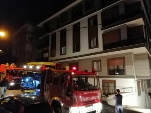 Kapalı otoparkta yanan araç binadakileri mahsur bıraktı
