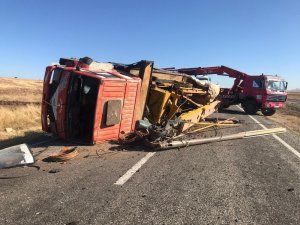 Siirt’te kamyon devrildi: 1 yaralı