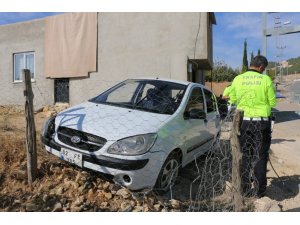 Otomobil evin duvarına çarptı