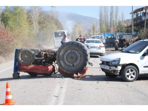 Tokat’ta otomobilin çarptığı traktör devrildi: 2 yaralı