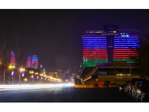 Bakü'nün ünlü yapıları Azerbaycan bayrağının renklerine büründü