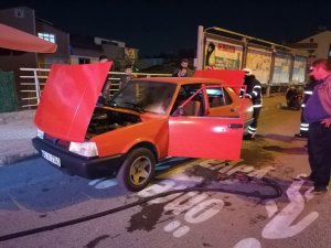 Seyir halindeki otomobilde çıkan yangını itfaiye söndürdü