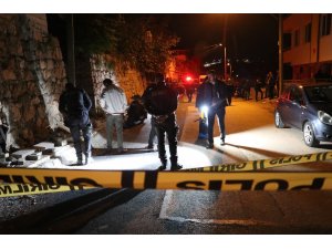 Arkadaşları ile sokak ortasında sohbet ederken başından vurularak ağır yaralandı