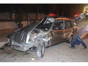 Kontrolden çıkan otomobil restoranın bahçesine girdi: 1’i ağır 2 yaralı