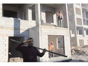 İnşaat işçileri Atatürk'ü asker selamıyla andı