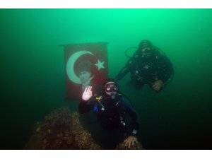 Büyük Önder Atatürk'ü su altında andılar