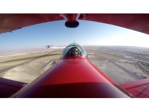 Baba kız akrobasi pilotlarından Ata'ya "saygı uçuşu"