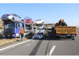 TEM’de kaza yapan tırdaki sıfır otomobiller hurdaya döndü