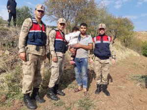 Kaybolan çocuğu bulan jandarma ailesine teslim etti