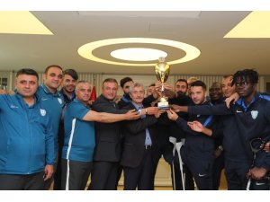 Türkiye Kupası’nı Onursal Başkan Tahmazoğlu’na hediye ettiler
