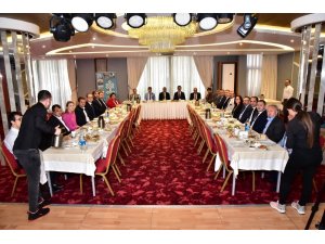 Vali Deniz, turizmcilerle bir araya geldi