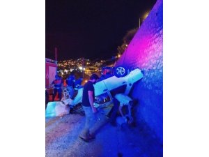 Antalya’da otomobil duvardan uçtu: 4 yaralı