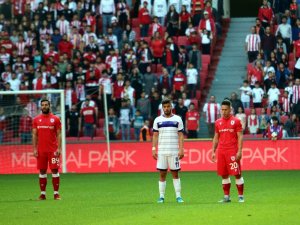 Futbolcular maç oynanırken 1 dakikalık saygı duruşunda bulundu