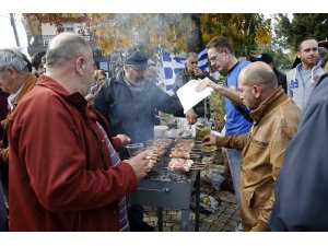 Yunanistan'da düzensiz göçmenlere "domuz etli" protesto