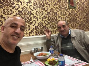 Otomobil kaldırımda bulunan yayalar çarptı: 1’i ağır 2 yaralı