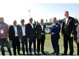 Karacabey Belediyespor’dan Alinur Aktaş’a plaket
