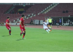 TFF 1. Lig: Balıkesirspor: 0 - Altınordu: 0 (İlk yarı)