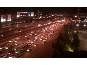 E-5’te lüks araç alev alev yandı