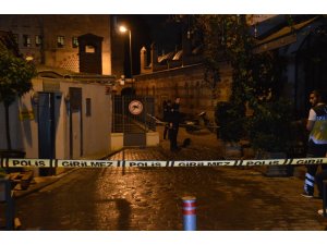 Karaköy’de cami yanında şüpheli erkek cesedi