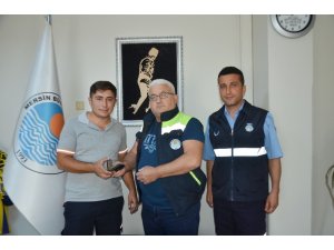 Vatandaşın düşürdüğü cüzdanı Büyükşehir personeli buldu