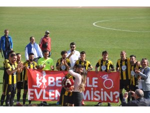 Maçta sürpriz evlenme teklifi