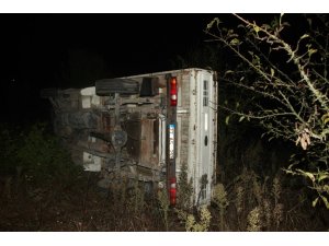 Tarlaya uçan kamyonetin altında can verdi