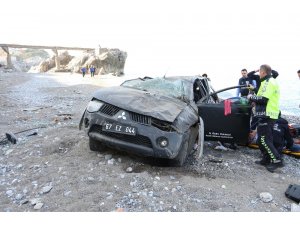 Kontrolden çıkan kamyonet denize uçtu: 1 yaralı