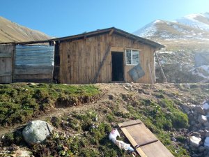 Rize'de yaylalarda kaçak yapıların yıkımı sürüyor