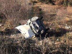 Direksiyon başında uyuyan sürücü, otomobiliyle şarampole uçtu