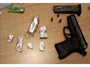 Polisten kaçan şüphelilerin aracında uyuşturucu ve tabanca bulundu