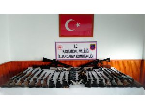 Kastamonu'da bir evde 23 tüfek ile 18 kurusıkı tabanca ele geçirildi