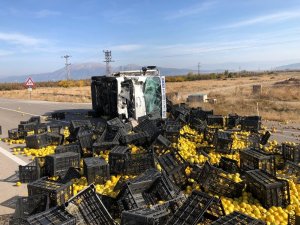 Isparta’da ayva yüklü kamyon devrildi: 1’i ağır, 5 yaralı