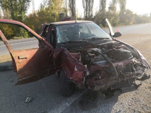 Bariyerlere çarpan otomobil hurdaya döndü