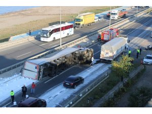 Karadeniz sahil yolunda boya yüklü tır devrildi