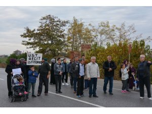 Balıkesir'de geçit isteyen mahalleliler yol kapatma eylemi yaptı