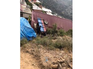 Manevra yapan traktör çatıya uçtu